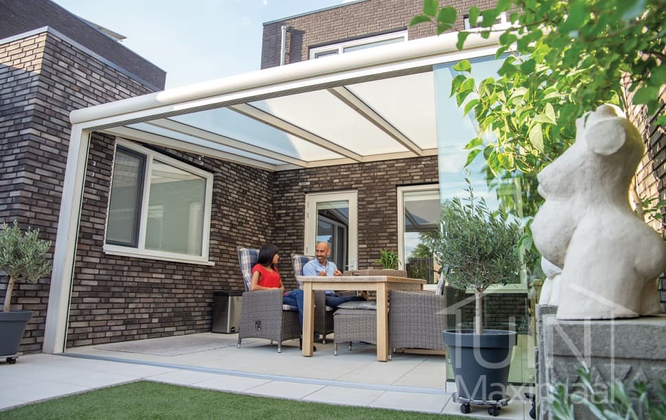 Milchglas auf einem modernen Terrassenüberdachung