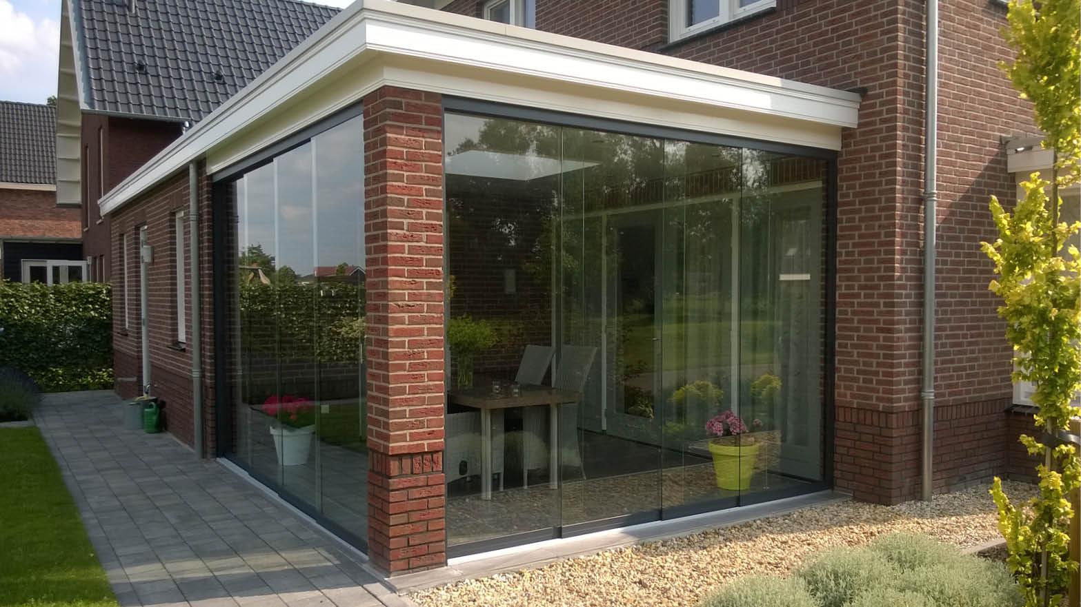 Terrasenüberdachumg mit Glasschiebewänden und Shading Panels