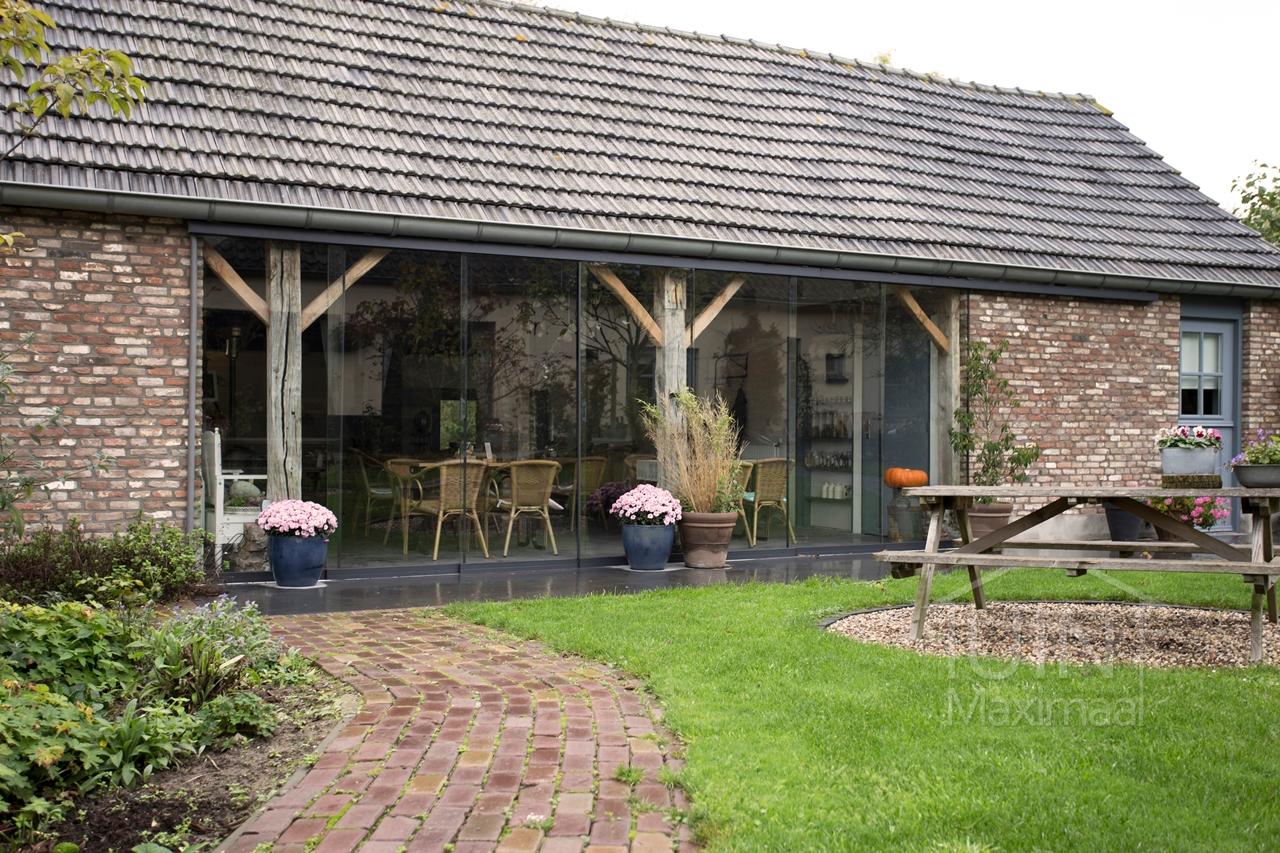 Ländliches Gartenhaus mit Glasschiebewänden Ländliches Gartenhaus mit Glasschiebewänden