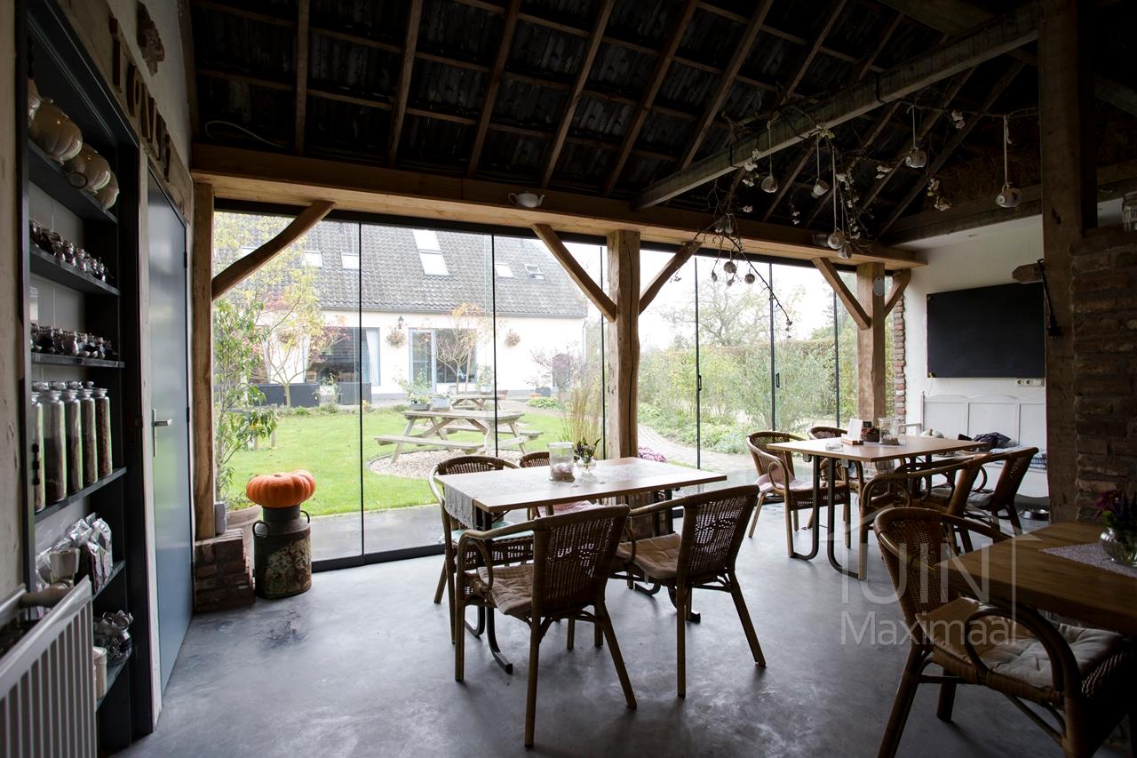 Ländliches Gartenhaus mit Glasschiebewänden Ländliches Gartenhaus mit Glasschiebewänden
