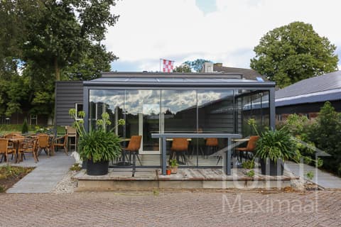 Modernes Gartenhaus mit anthrazitfarbener Terrassenüberdachung Modernes Gartenhaus mit anthrazitfarbener Terrassenüberdachung