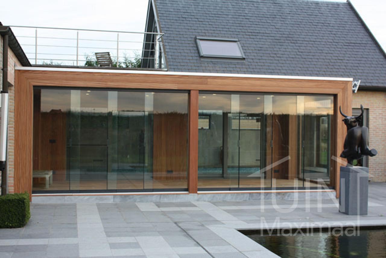 Moderner Holzanbau mit Glasschiebewänden Moderner Holzanbau mit Glasschiebewänden