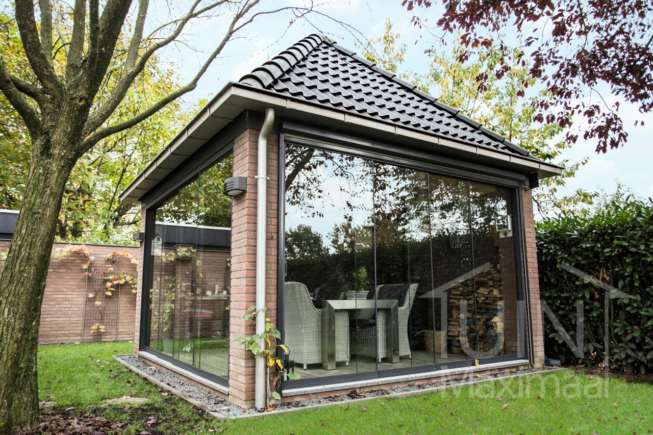 Traditionelles Gartenhaus mit Glasschiebewänden Traditionelles Gartenhaus mit Glasschiebewänden