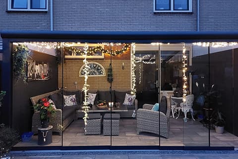 Gartenzimmer mit Glasschiebewänden und verschiedenen Accessoires