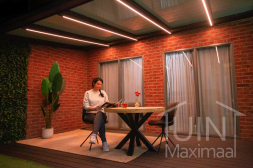 Gumax® Lighting System warmes Licht in einer anthrazitfarbenen Überdachung mit Glasdach