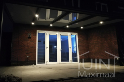 Gumax® LED-Beleuchtung unter anthrazitfarbener Veranda mit Glasdach