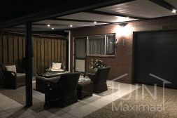 Gumax® LED-Beleuchtung mit Sonnenschutz in einer klassischen Terrassenüberdachung