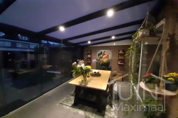Gumax® LED-Beleuchtung mit Glasschiebewänden in einer Veranda