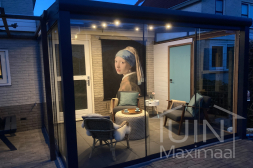 Gumax® LED-Beleuchtung in einem modernen Sommergarten mit Glasschiebewänden