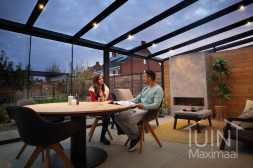 Gumax® LED-Beleuchtung im anthrazitfarbenen Wintergarten mit Glasdach und Schiebetür