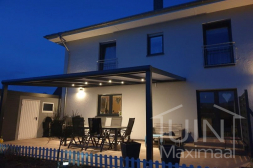 Moderne anthrazitfarbene Terrassenüberdachung mit Gumax® LED-Beleuchtung 