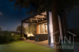 Gumax® LED-Beleuchtung mit Polycarbonat-Seitenwand in einer klassischen anthrazitfarbenen Terrassenüberdachung