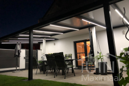 Gumax® Lighting System kaltweißes Licht unter anthrazitfarbener Terrassenüberdachung
