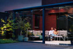 Gumax® Lighting System mit Glasschiebetür in einer modernen anthrazitfarbenen Veranda