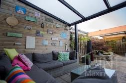 Modernes Gartenzimmer in mattem Anthrazit mit klaren Polycarbonatplatten in kleinem Garten