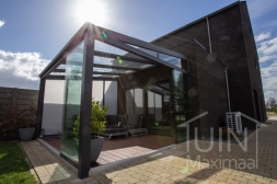 Moderne Gumax Terrassenüberdachung in mattem Anthrazit von 4,06 x 4,0 Metern mit Glasdachplatten inklusive Sonnenschutz und Glasschiebewänden und Abschlusskeil