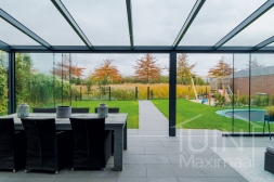 Moderne Gumax Terrassenüberdachung in mattem Anthrazit von 8,06 x 4 Metern mit Glasdachplatten inklusive LED-Beleuchtung, Glasschiebewänden und Abschlusskeil