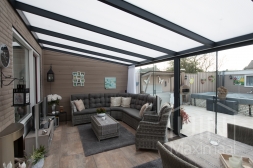 Anthrazitfarbene Glasschiebewand Anthrazitfarbene Glasschiebewand