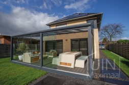 Glasschiebetüren in moderner Terrassenüberdachung Glasschiebetüren in moderner Terrassenüberdachung
