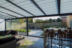 Modernes Gartenzimmer in mattem Anthrazit von 8,06 x 4 Metern mit verkürzten Glasdachplatten inklusive Sonnenschutz, LED-Beleuchtung, Glasschiebetüren und fester Polycarbonat-Seitenwand