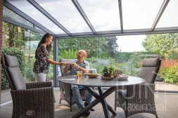 Moderne Gumax Terrassenüberdachung in mattem Anthrazit von 6,06 x 3,5 Metern mit verkürzter Breite mit opalen Polycarbonat-Dachplatten inklusive Glasschiebetüren und Abschlusskeil Moderne Gumax Terrassenüberdachung in mattem Anthrazit von 6,06 x 3,5 Metern mit verkürzter Breite mit opalen Polycarbonat-Dachplatten inklusive Glasschiebetüren und Abschlusskeil