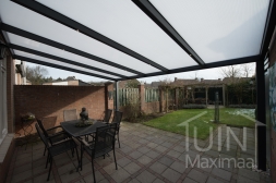 Moderne Gumax® Terrasoverkapping aan huis in mat antraciet van 8,06 x 4 meter met glazen dakplaten inclusief Gumax LED verlichting
