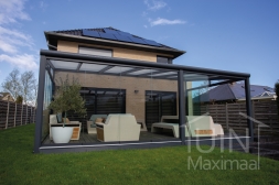 Moderne Gumax® Terrasoverkapping in mat antraciet van 7,06 x 4 meter met opaal polycarbonaat dakplaten inclusief Gumax LED verlichting, glazen schuifwanden en Glazen spie