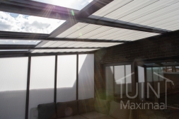 Gumax Sonnenschutz in mattem Anthrazit inklusive fester Seitenwand in opalem Polycarbonat und LED-Beleuchtung