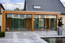 Anthrazitfarbene Glasschiebetür in moderner Überdachung mit Griffen und Zugluftstoppern Anthrazitfarbene Glasschiebetür in moderner Überdachung mit Griffen und Zugluftstoppern