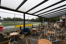 Fußballverein Terrassenüberdachung mit Sonnenschutz-Dachplatten in mattem Anthrazit