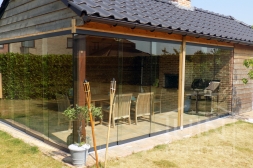 Glasschiebewand in Gartenhaus aus Holz Glasschiebewand in Gartenhaus aus Holz