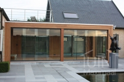 Glasschiebetür in bestehender moderner Überdachung Glasschiebetür in bestehender moderner Überdachung