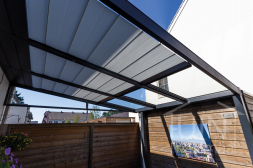 Gumax Elektrischer Moderner Sonnenschutz in matt anthrazitfarbener, 3 Meter tiefer Überdachung