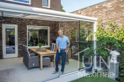 Gumax® moderner Terrassenüberdachung in matt weiß von 5,06x4 Metern (gekürzt) mit Glasschiebewänden
