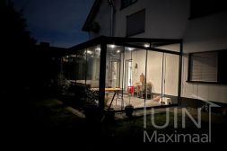 Gumax® LED-Beleuchtung mit Glasschiebewänden in einer modernen Überdachung