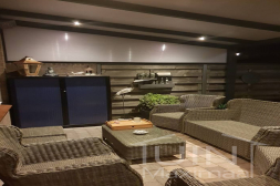 Gumax® LED-Beleuchtung mit Polycarbonat-Abschlusskeil auf Palisaden in einer anthrazitfarbenen Überdachung