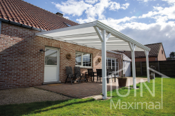 Klassieke Gumax® overkapping in mat wit van 6,06 x 3,5 meter met iq-relax polycarbonaat dakplaten, inclusief schoren