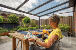 Modernes Gartenzimmer in mattem Anthrazit von 5,06 x 3,5 Metern mit Glasdachplatten und Sonnenschutz in großem Garten