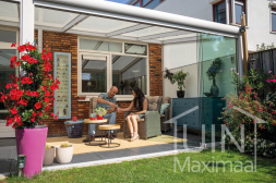 Moderne Gumax® overkapping in mat wit van 4,06 x 3,5 meter iq-relax polycarbonaat dakplaten en glazen schuifwanden