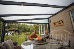 Moderne Gumax Terrassenüberdachung in Anthrazit von 4,06 x 4 Metern, opale Polycarbonat-Dachplatten und Schiebetüren und LED-Spots