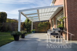 Moderne angebaute Gumax Terrassenüberdachung in mattem Weiß von 5,06 x 3,5 Metern mit Klarglas-Dachplatten und Sonnenschutz
