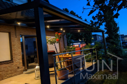 Gumax® LED-Beleuchtung unter anthrazitfarbener Überdachung mit Glasdach