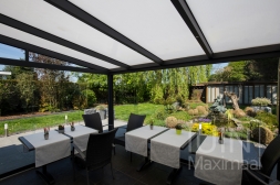 Glasschiebewände in moderner Terrassenüberdachung Glasschiebewände in moderner Terrassenüberdachung