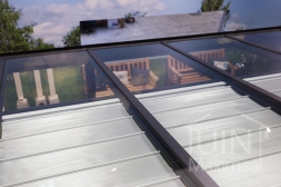 Draufsicht Terrassenüberdachung in mattem Anthrazit mit Glasdachplatten und Sonnenschutz