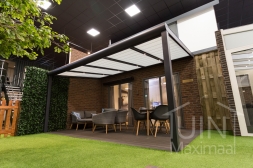 Moderne Terrassenüberdachung in mattem Anthrazit von 5,06 x 3,5 Metern mit Glasdachplatten inklusive Sonnenschutz und Verandabeleuchtung
