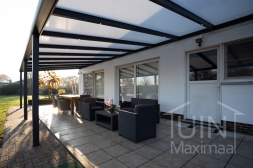 Moderne angebaute Terrassenüberdachung in mattem Anthrazit von 11,06 x 4 Metern mit IQ-Relax Polycarbonat-Dachplatten inklusive LED-Spots