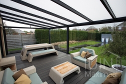 Anthrazitfarbene Glasschiebewand mit Abschlusskeil Anthrazitfarbene Glasschiebewand mit Abschlusskeil