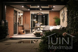 Gumax® LED-Beleuchtung in einem kleinen modernen Wintergarten mit Glasschiebewänden