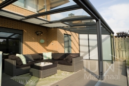 Moderne Gumax® Overkapping in mat antraciet met glazen dakplaten <br>inclusief Gumax zonwering en LED verlichting